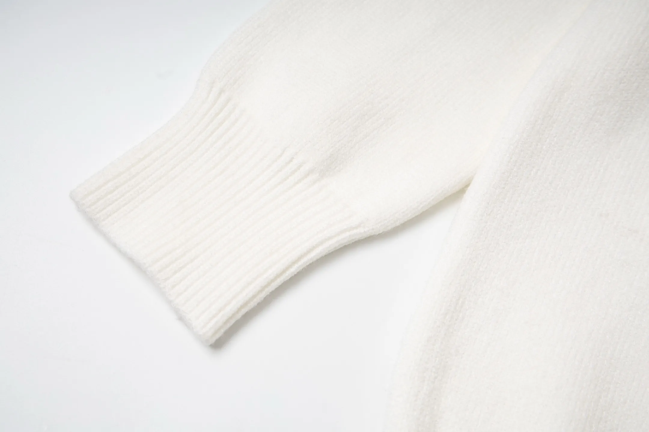 P230 Style number: Y258 Ralph Lauren POLO twist button open-chest sweater is a limited edition every year. There won’t be many styles in the store! Ralph Lauren men's half-button sweater. The shape is really nice. It can be worn alone or as a coat. It can be worn outside the inner layer. It is versatile and looks good. Tag, hanging grain, washable, packaging bag, full set of accessories. The appearance is quite high. The workmanship is super exquisite. Color: navy, gray, apricot, navy. Size: S M L XL